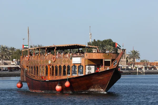 在迪拜河上的木质单桅帆船餐厅 — 图库照片