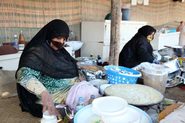 Arabische vrouw met traditionele gezichtsmasker verkoop van levensmiddelen op dubai erfgoed gemeente — Stockfoto
