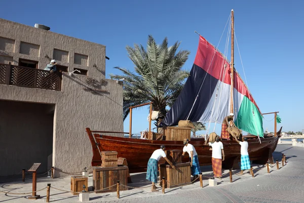 传统的阿拉伯三角帆船纪念碑在迪拜 al 费尔代博物馆 — 图库照片