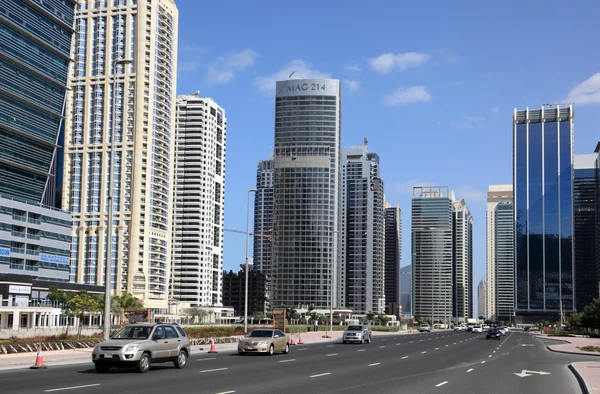 Улица в Jumeirah Lakes Towers в Дубае — стоковое фото