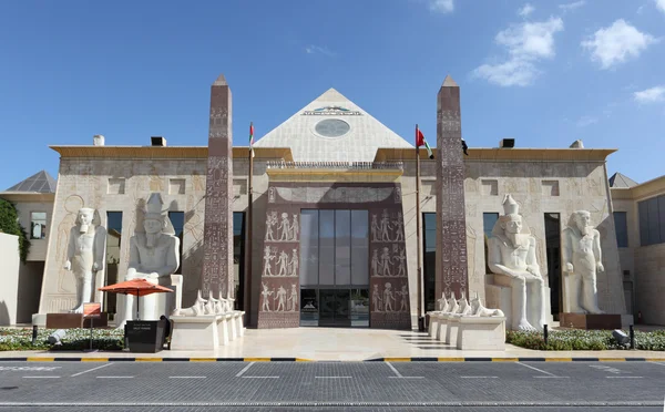 Egyptiska tema raffles hotel i dubai — Stockfoto