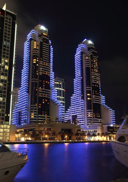 Blau beleuchtete Wolkenkratzer am Jachthafen von Dubai — Stockfoto