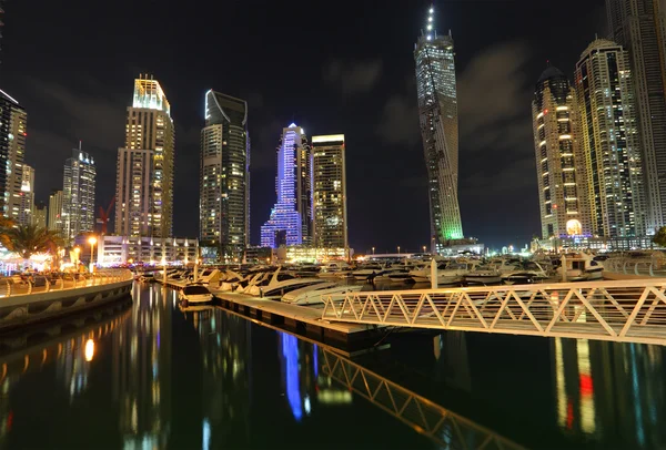 Dubajský přístav v noci osvětlené — Stock fotografie