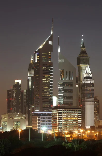 Ουρανοξύστες στο Ντουμπάι που φωτίζεται τη νύχτα — Φωτογραφία Αρχείου