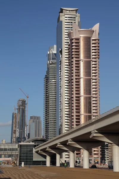Linka metra a mrakodrapy v sheikh zayed road, dubai — Stock fotografie