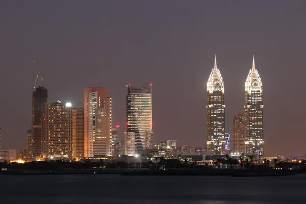 Дубайский медиа-город ночью . — стоковое фото