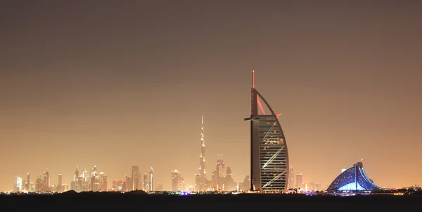 Дубай горизонт ночью — стоковое фото