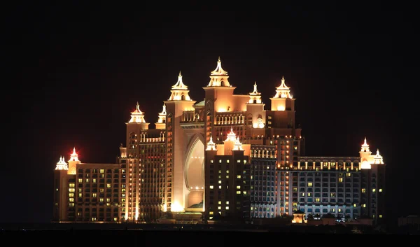 アトランティス ホテルは、夜に点灯しています。パーム ・ ジュメイラ、ドバイ — ストック写真