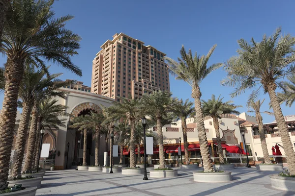 Palmbomen op aan de parel Boulevard in doha, qatar — Stockfoto
