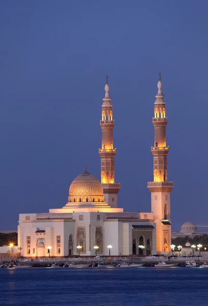 Moskee in sharjah verlicht in de schemering, Verenigde Arabische Emiraten — Stockfoto