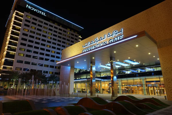Дубай Конвенції воріт і Novotel — стокове фото