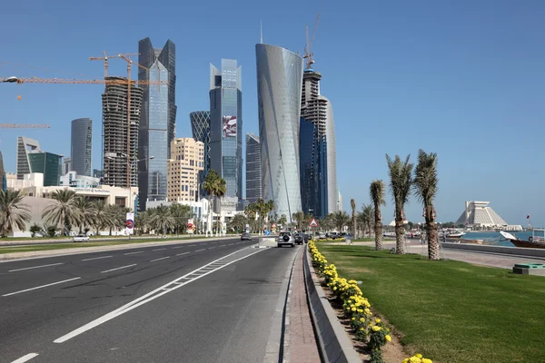 Ulica w centrum dzielnicy doha, al dafna, Katar. — Zdjęcie stockowe