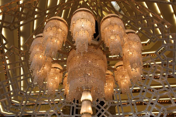 Люстра отеля Sheraton в Дохе, Катар . — стоковое фото