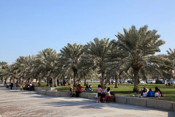 Relaks na corniche w Ad-Dauha, Katar. — Zdjęcie stockowe