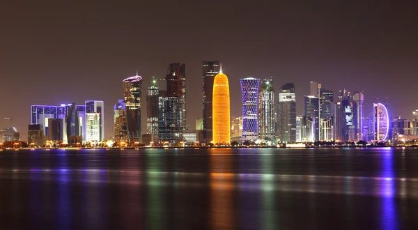 Doha skyline por la noche, Qatar, Oriente Medio — Foto de Stock