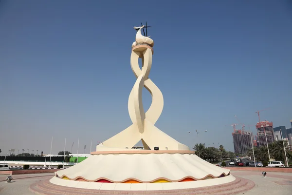 Arabian Oryx statue at a roundabout in Doha, Qatar — Stock Photo, Image