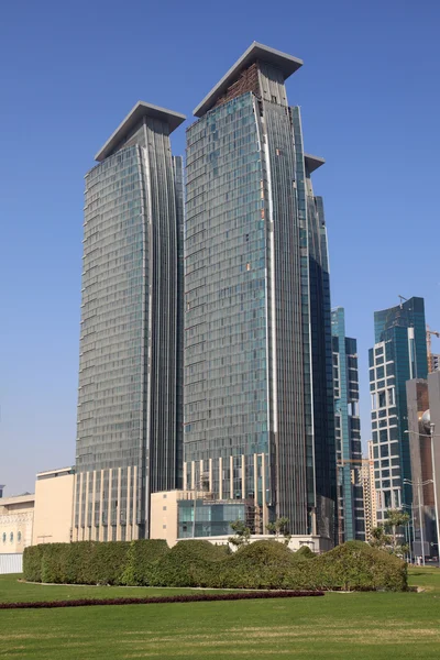 Современные небоскребы в центре Дохи, Катар — стоковое фото