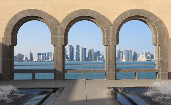 Doha pemandangan langit dari Museum Seni Islam, Qatar — Stok Foto