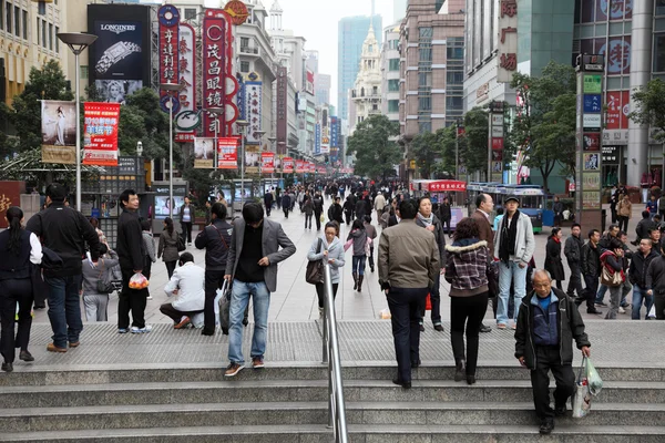 在南京上海路中的，中国的购物区 — 图库照片