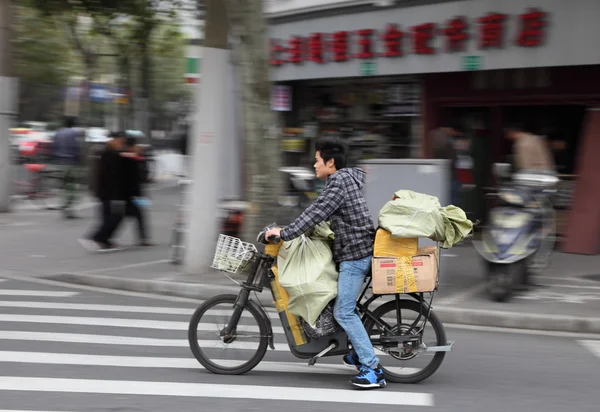 Велогонщик на улице Шанхая, Китай — стоковое фото