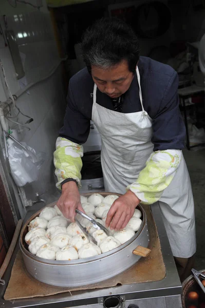 Vente traditionnelle chinoise de pain cuit à la vapeur à Shanghai, Chine — Photo