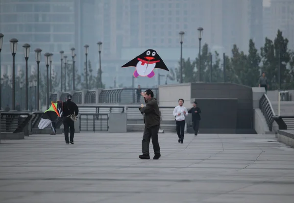 Chiński Smok latawce w bund w Szanghaj, Chiny — Zdjęcie stockowe
