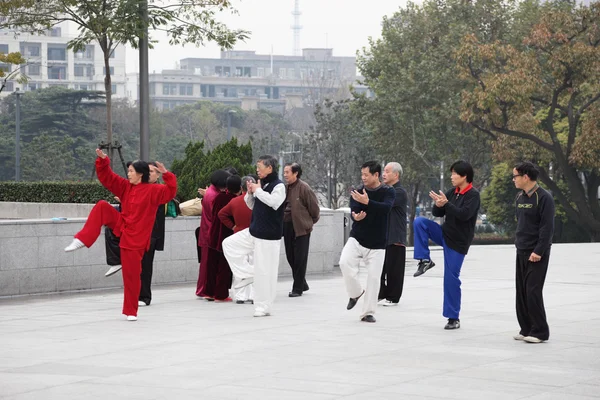 Kinesiska tränar tai chi chuan i morgonen på bund, shanghai Kina — Stockfoto