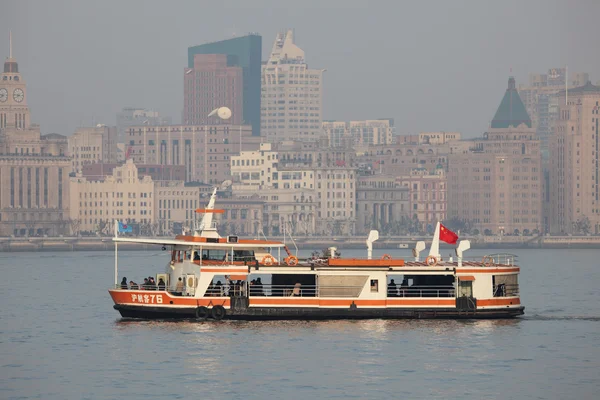 Traghetti sul fiume Huangpu a Shanghai, Cina — Foto Stock