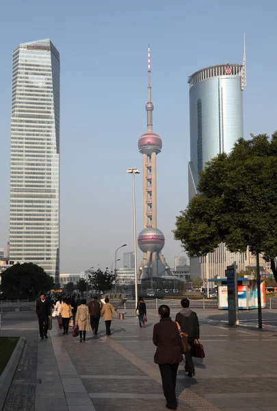 Scena di strada a Pudong. Oriental Pearl Tower sullo sfondo — Foto Stock