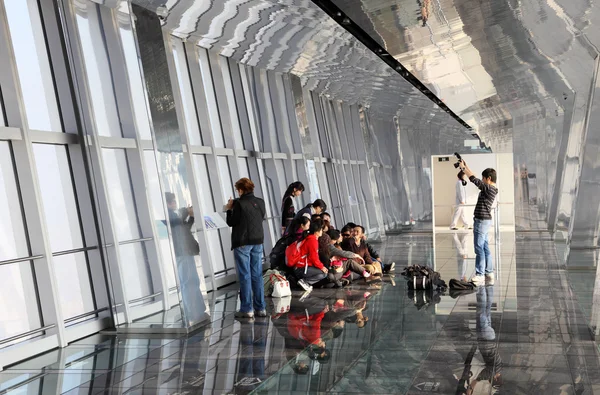 Turistas dentro do Deck de Observação do Centro Financeiro Mundial de Xangai (SWFC), Pudong Shanghai China — Fotografia de Stock