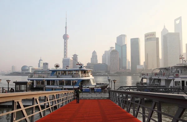 Traghetto sul fiume Huangpu a Pudong, Shanghai Cina — Foto Stock