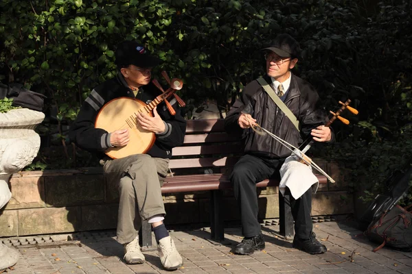 Musicisti cinesi che suonano strumenti tradizionali Giocatori a 's Square a Shanghai — Foto Stock