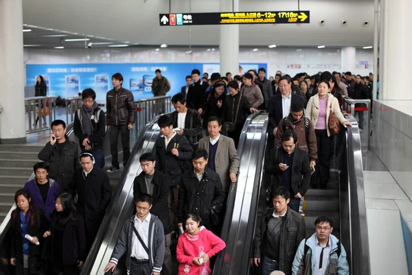 Zatłoczone schodach metra w Szanghaju, Chiny — Zdjęcie stockowe
