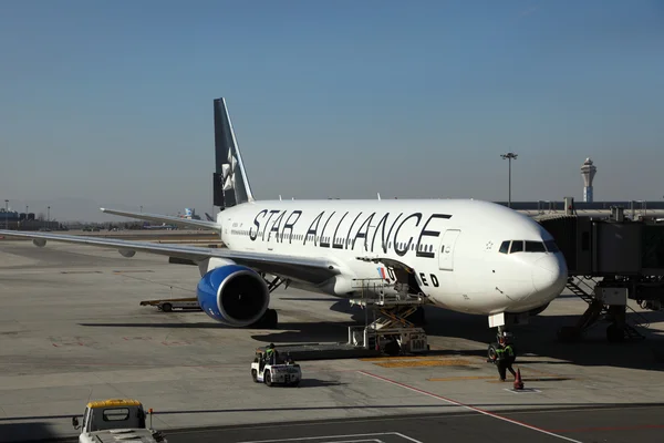 Star alliance vliegtuigen op kapitaal internationale luchthaven van Peking — Stockfoto