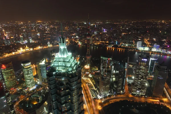 Пташиного польоту над вночі, місто Шанхай — стокове фото