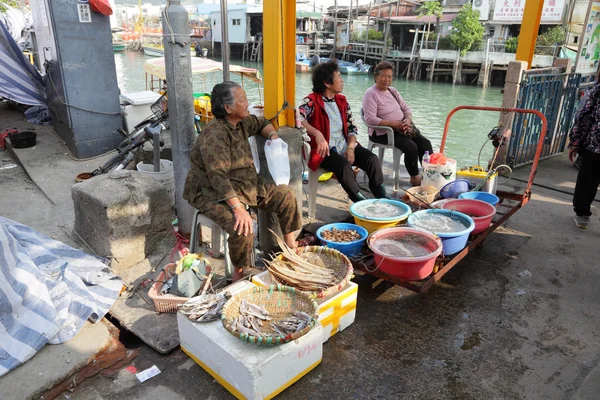 Przekupka owoce morza w wioska rybacka tai o hong kong — Zdjęcie stockowe