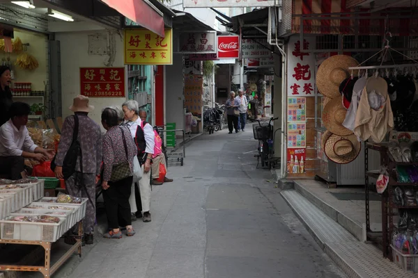 Smalle straat met markt in tai o, hong kong — Stockfoto