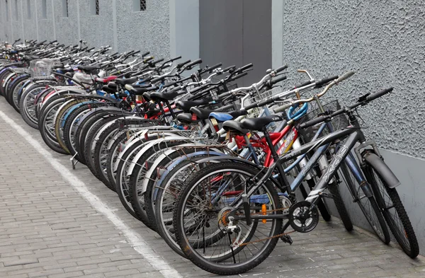 Bicicletas estacionadas na rua, Shanghai China — Fotografia de Stock