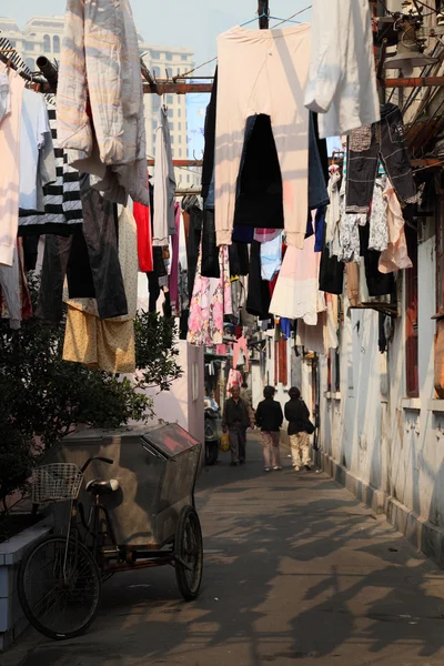 Узкая улица в старом городе Шанхай, Китай — стоковое фото