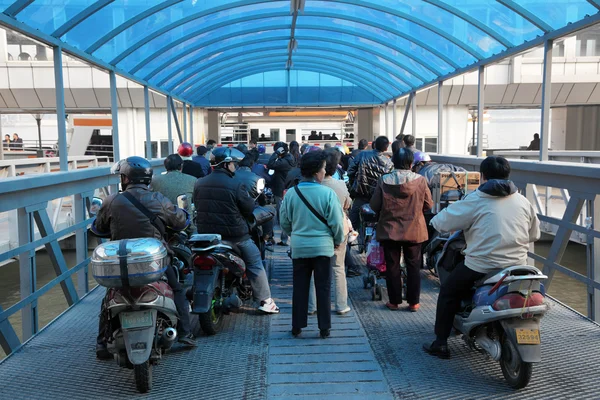 Moped jinete esperando el ferry, Shanghai, China — Foto de Stock
