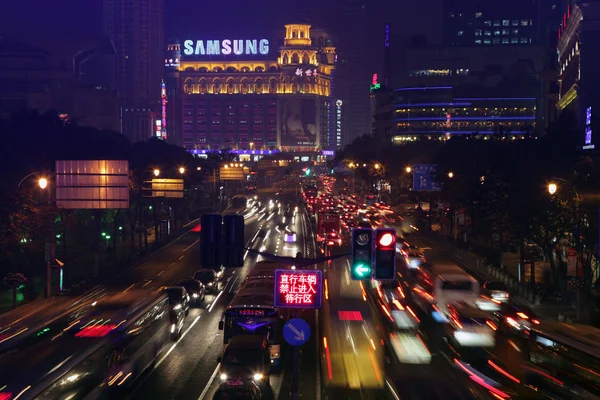 Zentrale tibetische Straße in der Nacht, Shanghai China — Stockfoto
