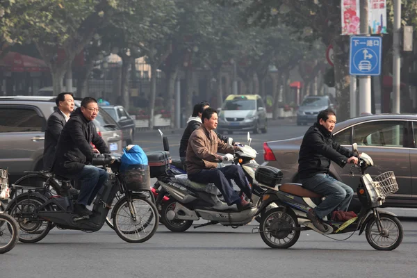 Traffic in Shanghai, lots of are using electric scooters — Stock Photo, Image