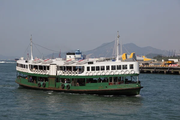 Star Ferry atravessando Victoria Harbour em Hong Kong — Fotografia de Stock