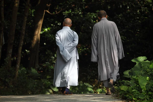 Буддійських ченців прогулянки у Тянь Тан монастир — стокове фото