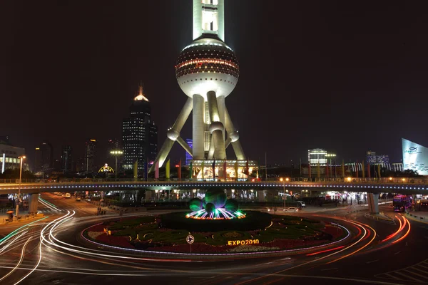 Oriental Pearl Tower a körforgalomnál a Shanghai Pudong, Kína — Stock Fotó