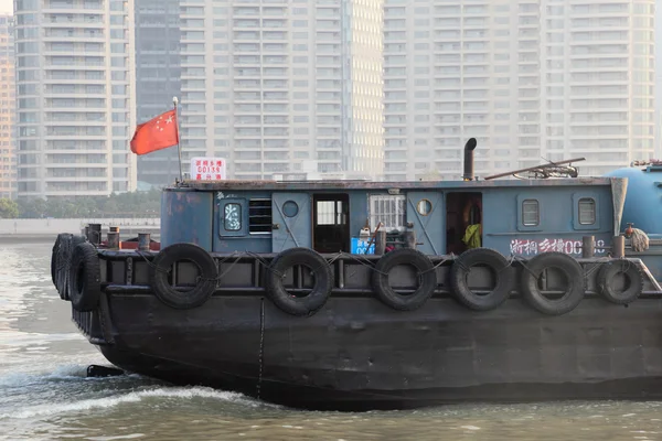 Chinees vrachtschip op huangpu rivier in shanghai — Stockfoto