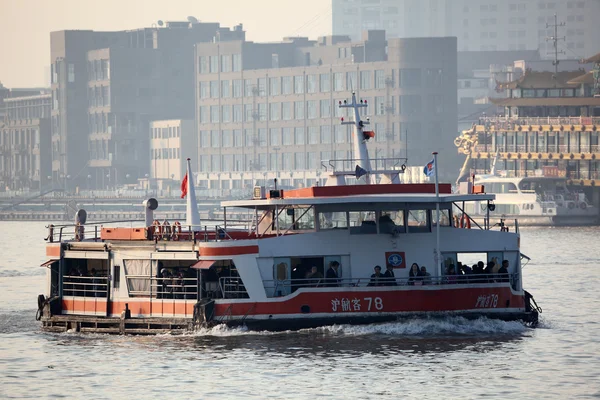 Traghetti sul fiume Huangpu a Shanghai, Cina — Foto Stock