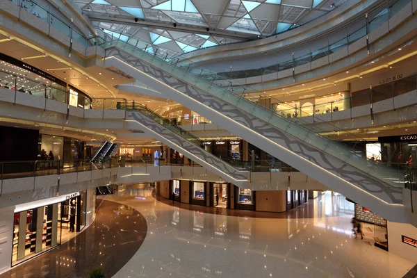 Wnętrze ifc mall w dzielnicy pudong, Szanghaj, Chiny — Zdjęcie stockowe