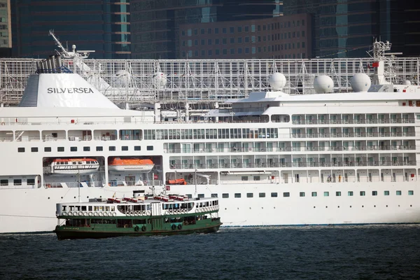 Star Ferry em frente a um navio de cruzeiro em Hong Kong — Fotografia de Stock