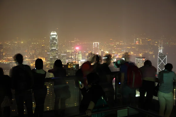 Disfrutando de la vista sobre Hong Kong desde Victoria Peak —  Fotos de Stock